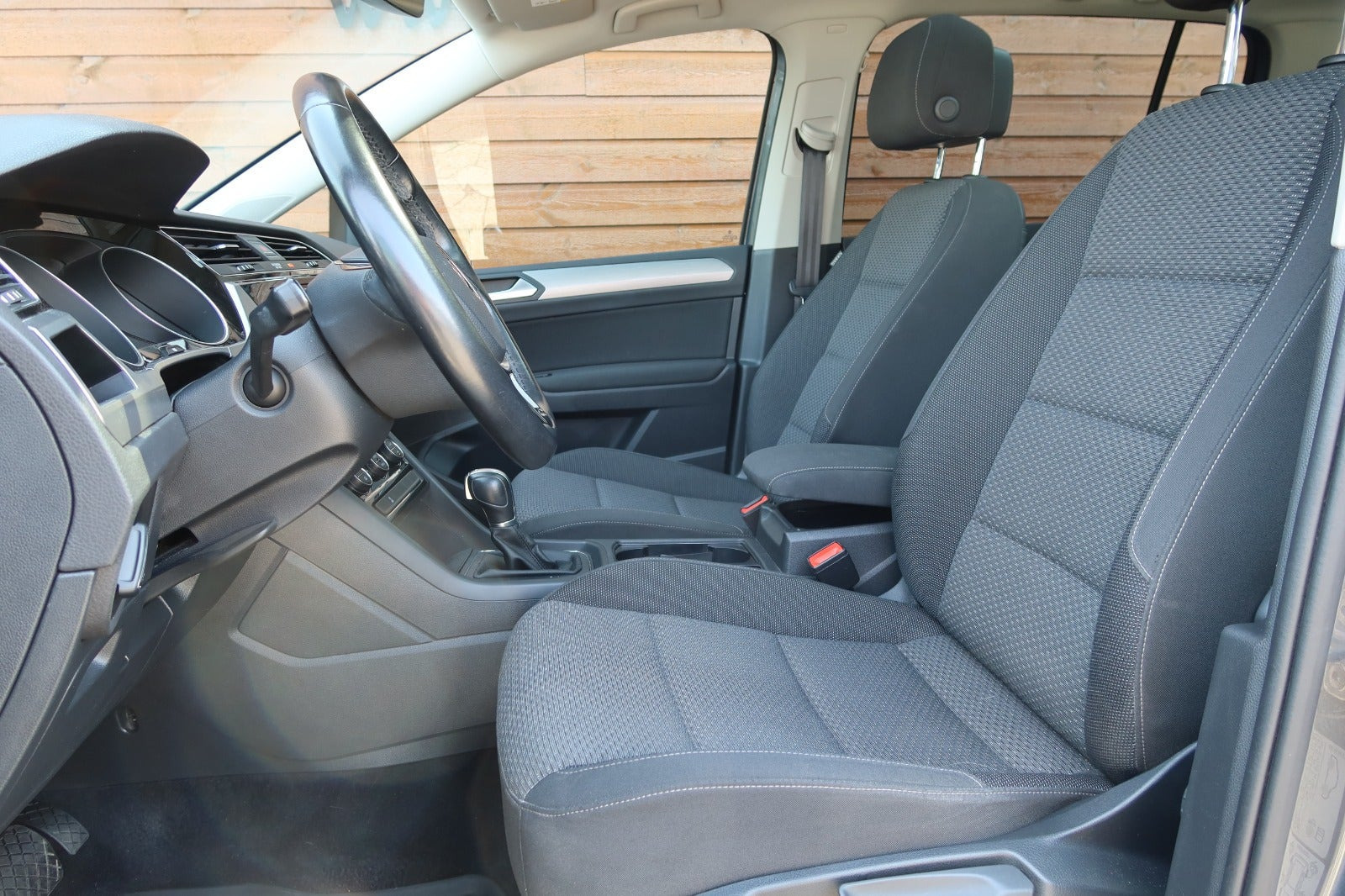 Grå VW Touran fra 2018