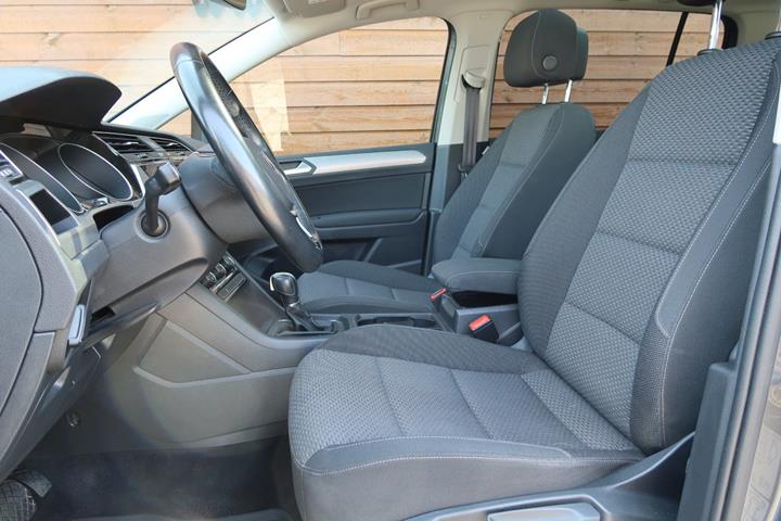 Grå VW Touran fra 2018