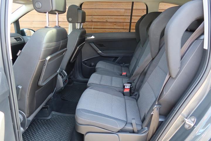 Grå VW Touran fra 2018