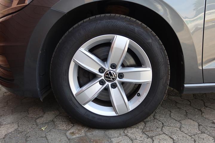 Grå VW Touran fra 2018
