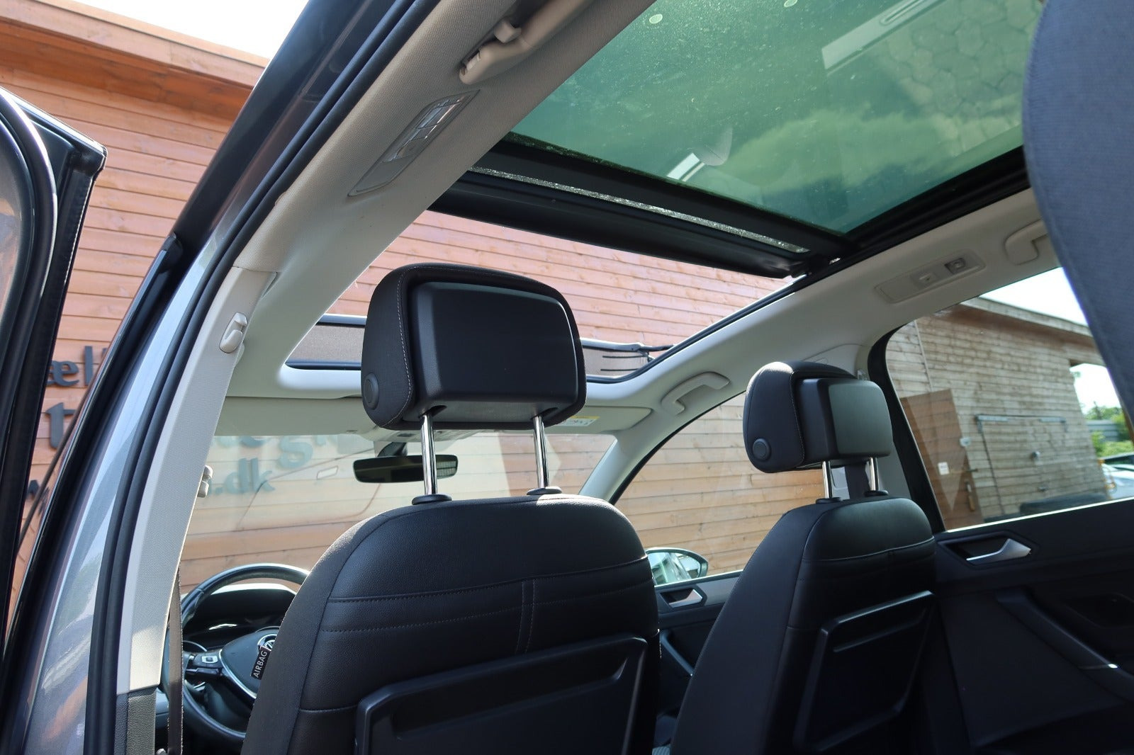 Grå VW Touran fra 2018