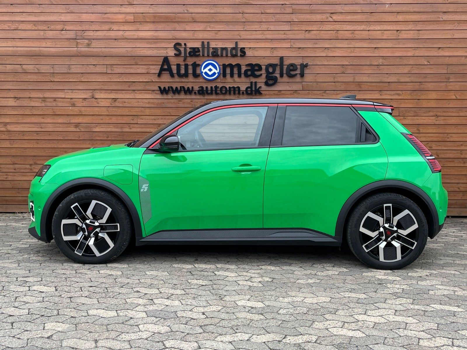 Grøn Renault 5 E-Tech fra 2025