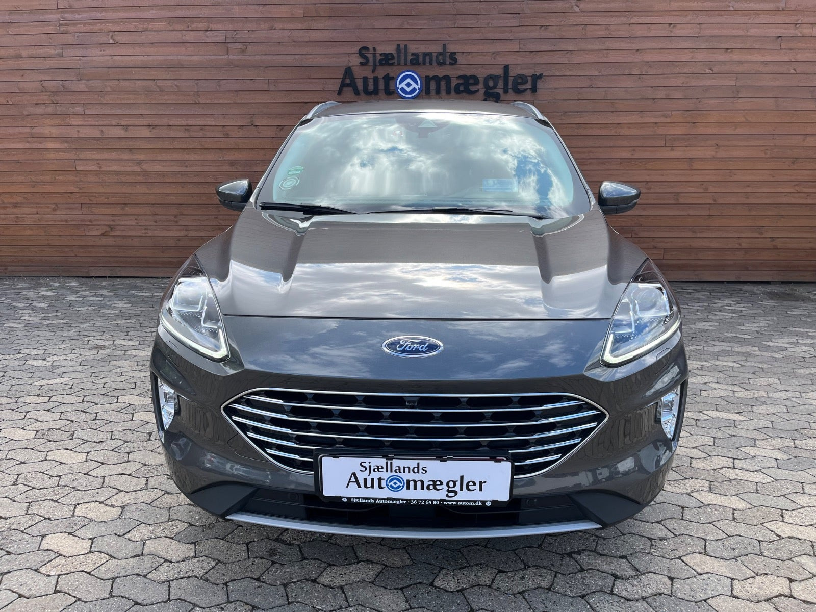 Grå Ford Kuga fra 2023
