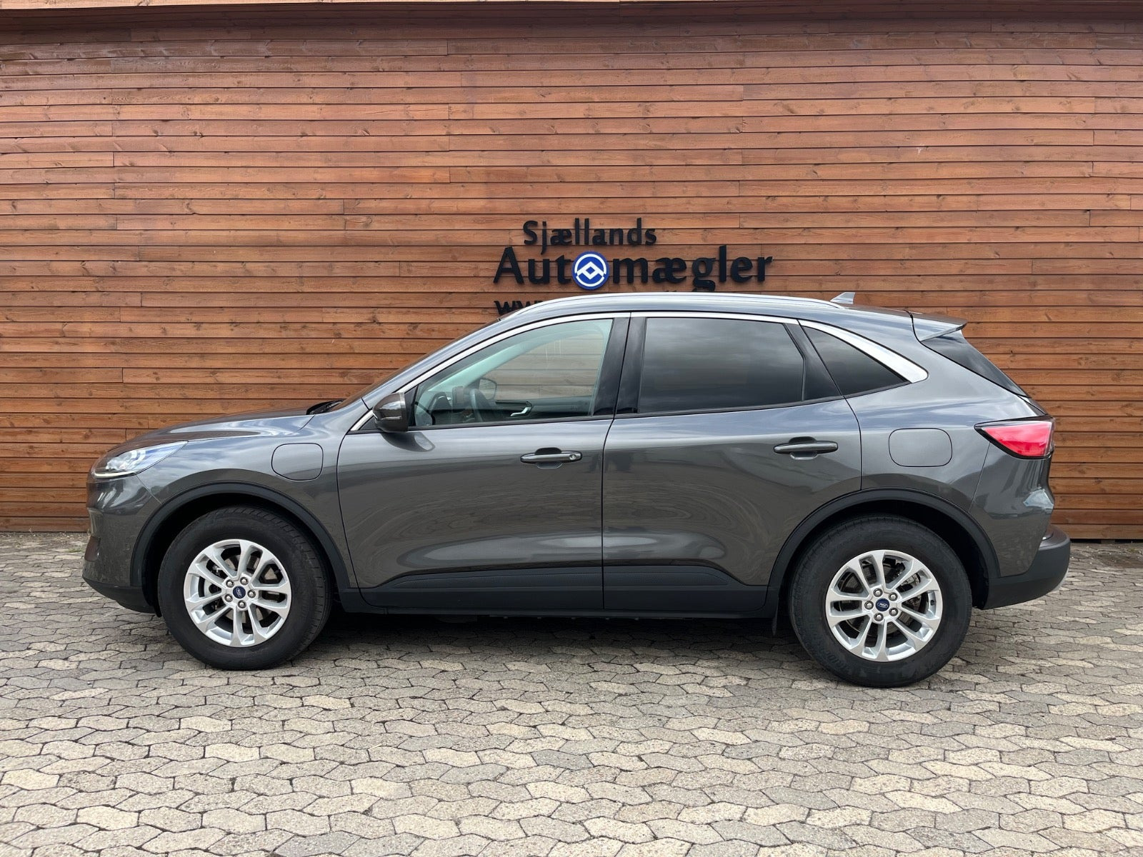 Grå Ford Kuga fra 2023