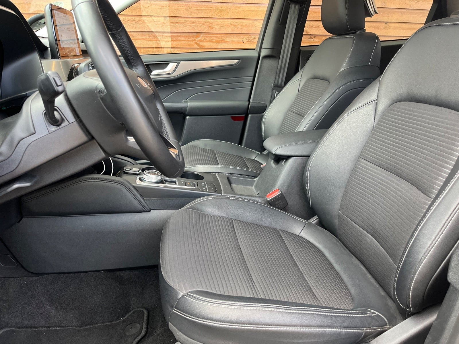Grå Ford Kuga fra 2023