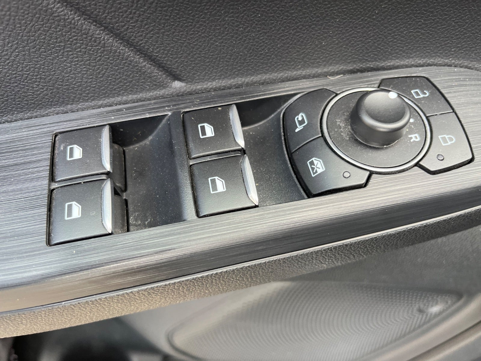 Grå Ford Kuga fra 2023