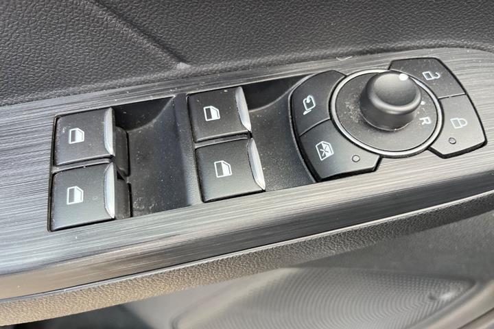 Grå Ford Kuga fra 2023