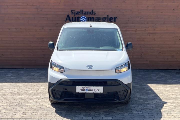 Hvid Toyota ProAce City fra 2025