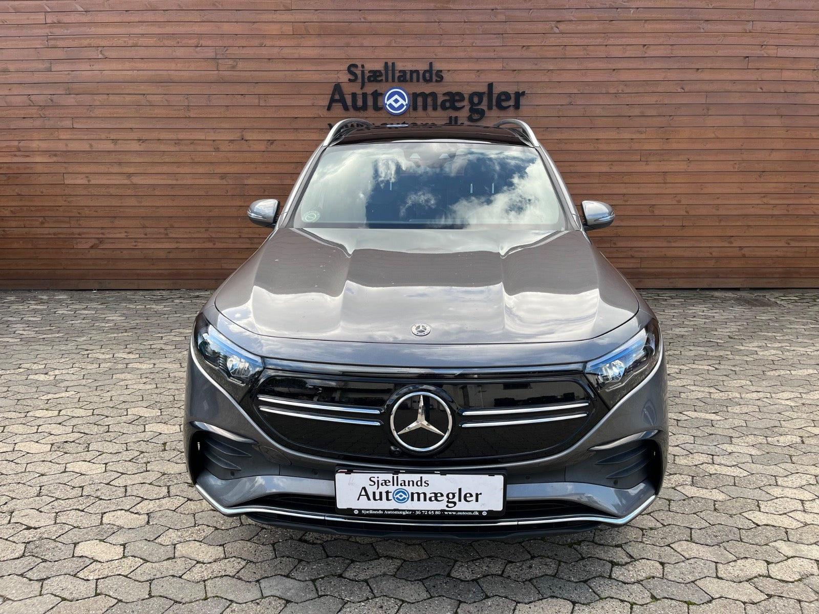 Grå Mercedes EQB300 fra 2022