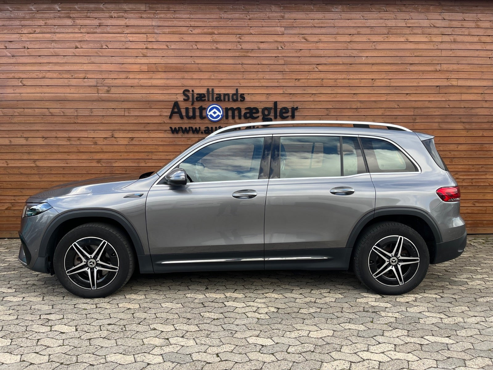 Grå Mercedes EQB300 fra 2022