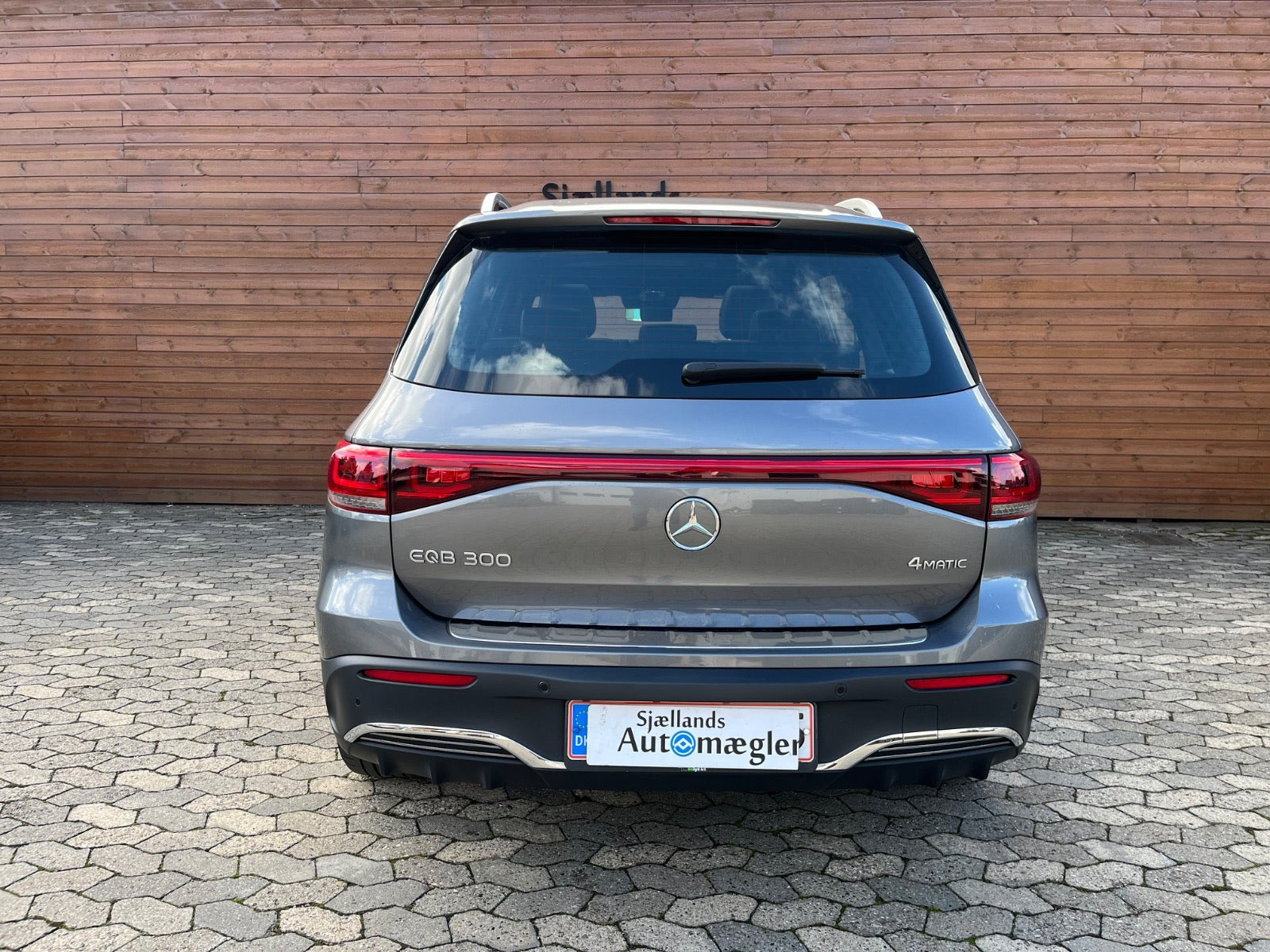 Grå Mercedes EQB300 fra 2022