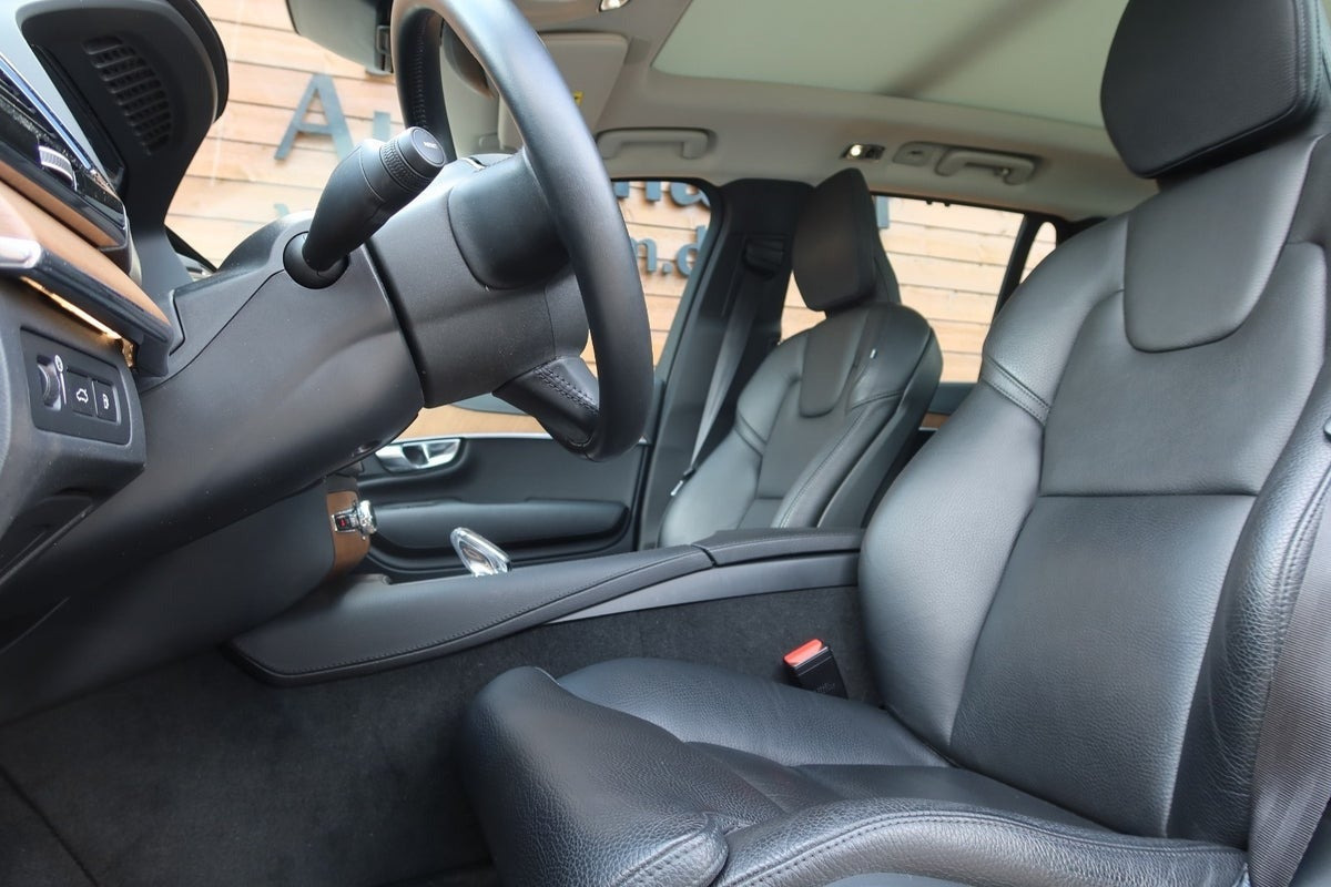Beige Volvo XC90 fra 2022