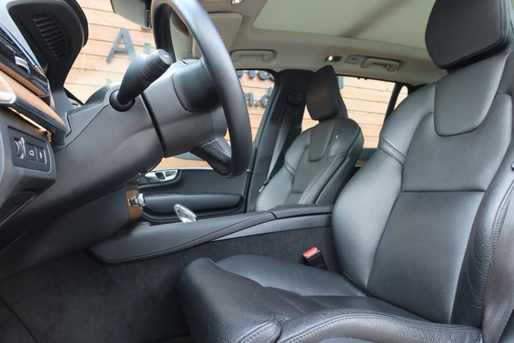 Beige Volvo XC90 fra 2022