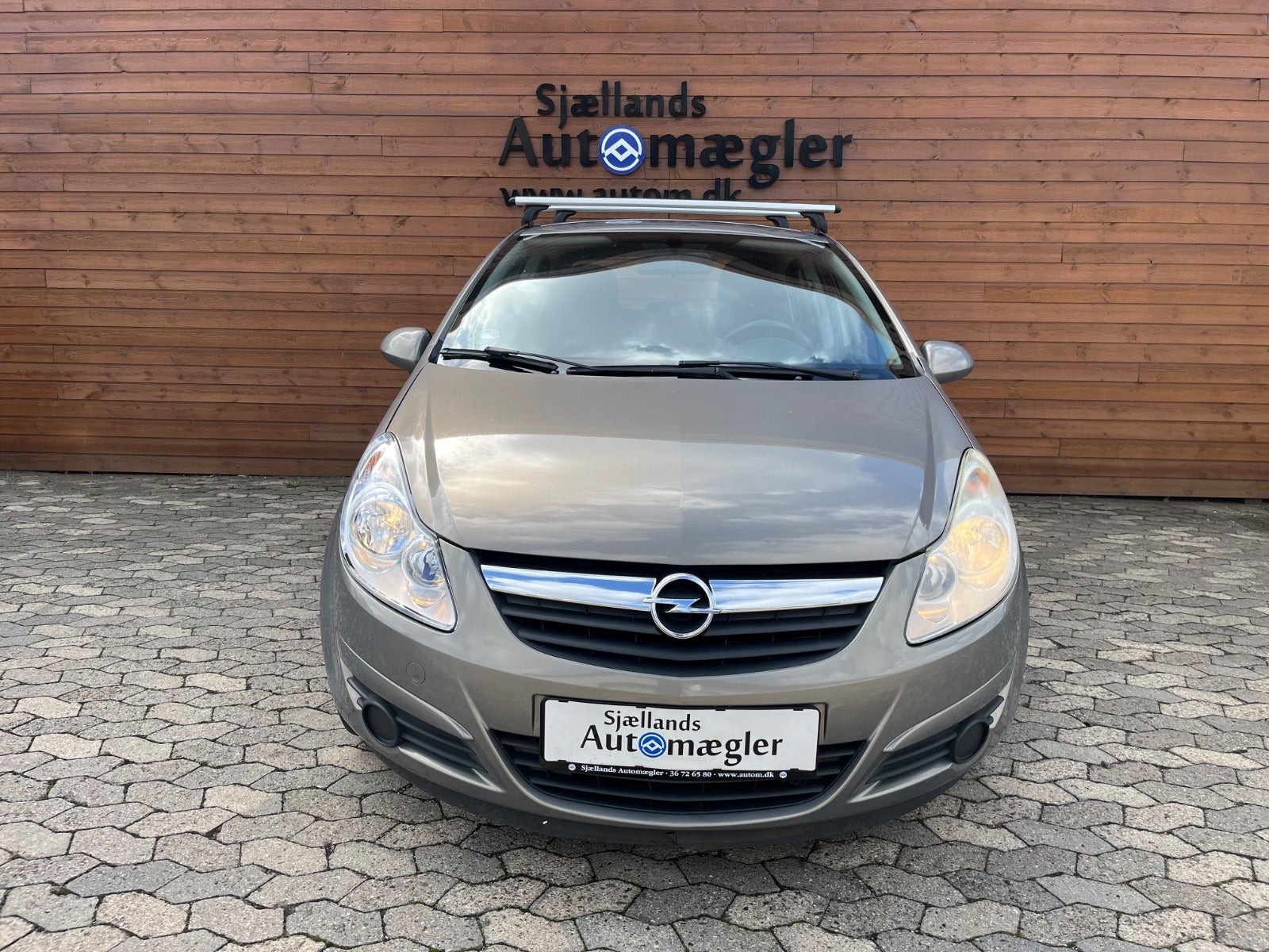 Beige Opel Corsa fra 2011