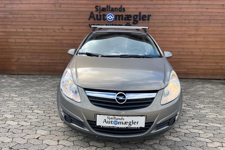 Beige Opel Corsa fra 2011