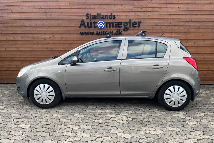 Beige Opel Corsa fra 2011