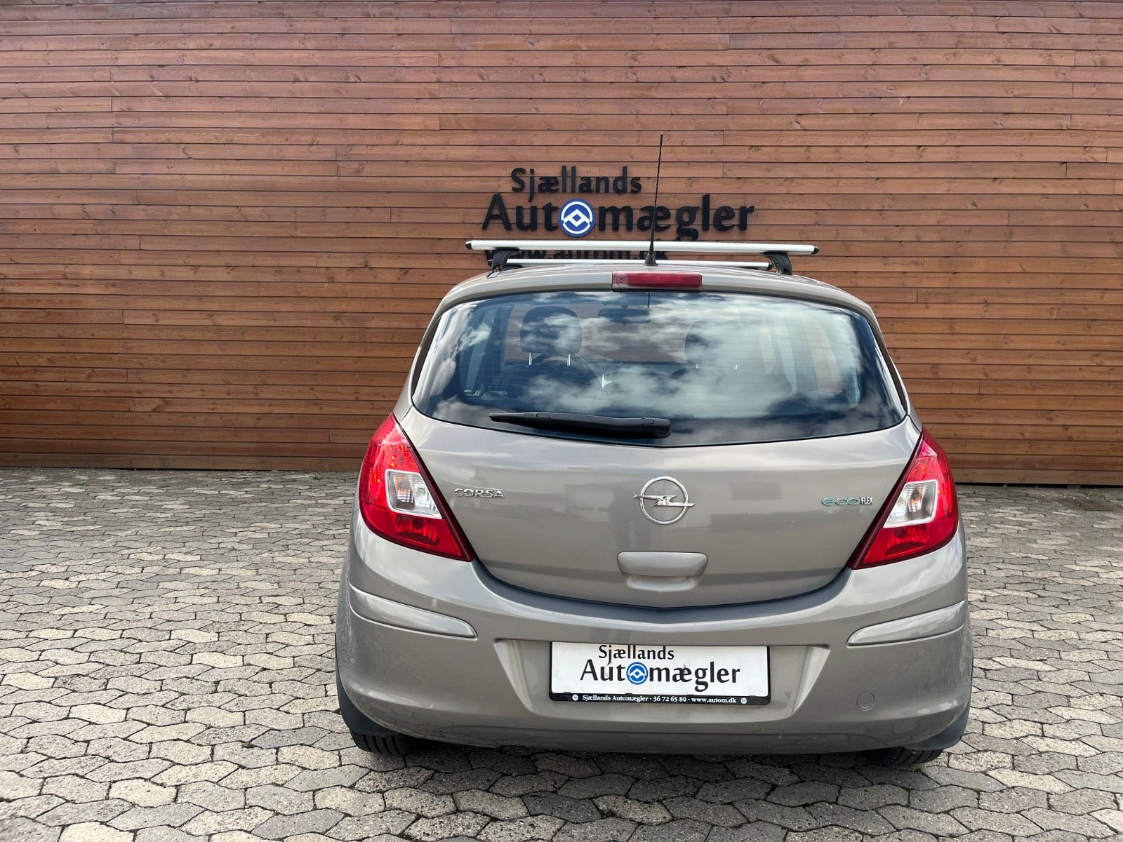 Beige Opel Corsa fra 2011