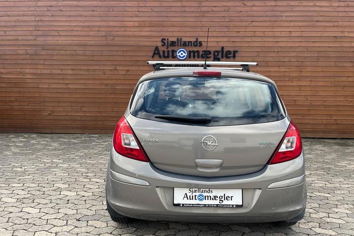 Beige Opel Corsa fra 2011
