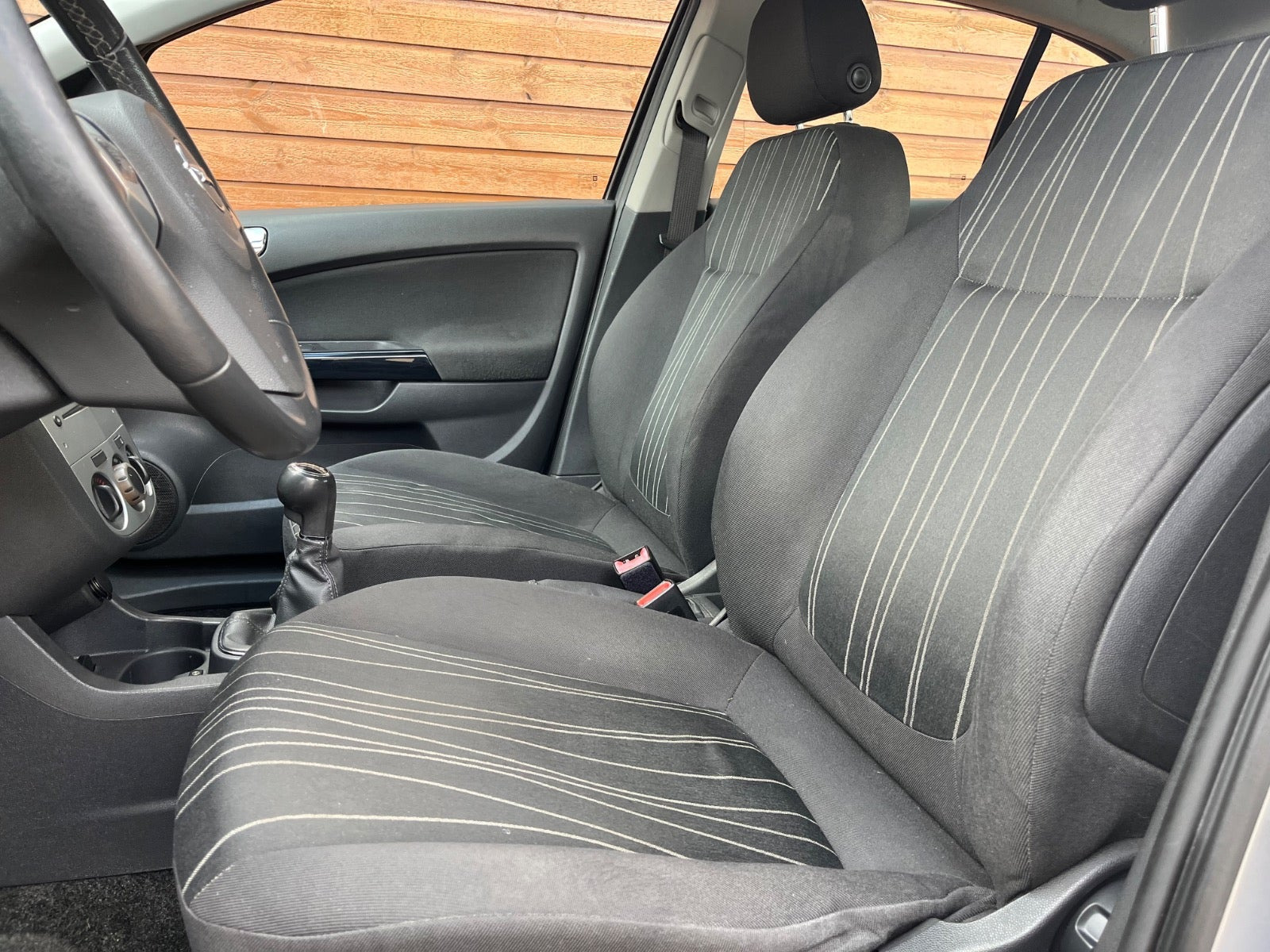 Beige Opel Corsa fra 2011