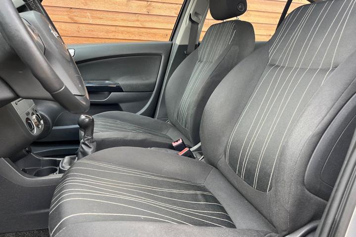 Beige Opel Corsa fra 2011