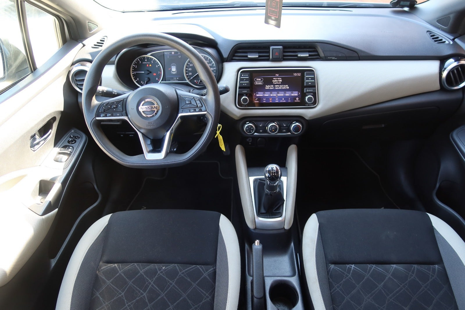 Sølv Nissan Micra fra 2018