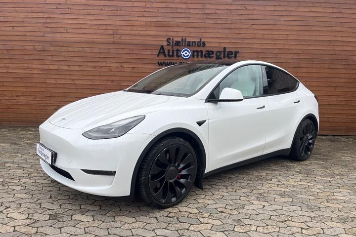 Hvid Tesla Model Y fra 2023