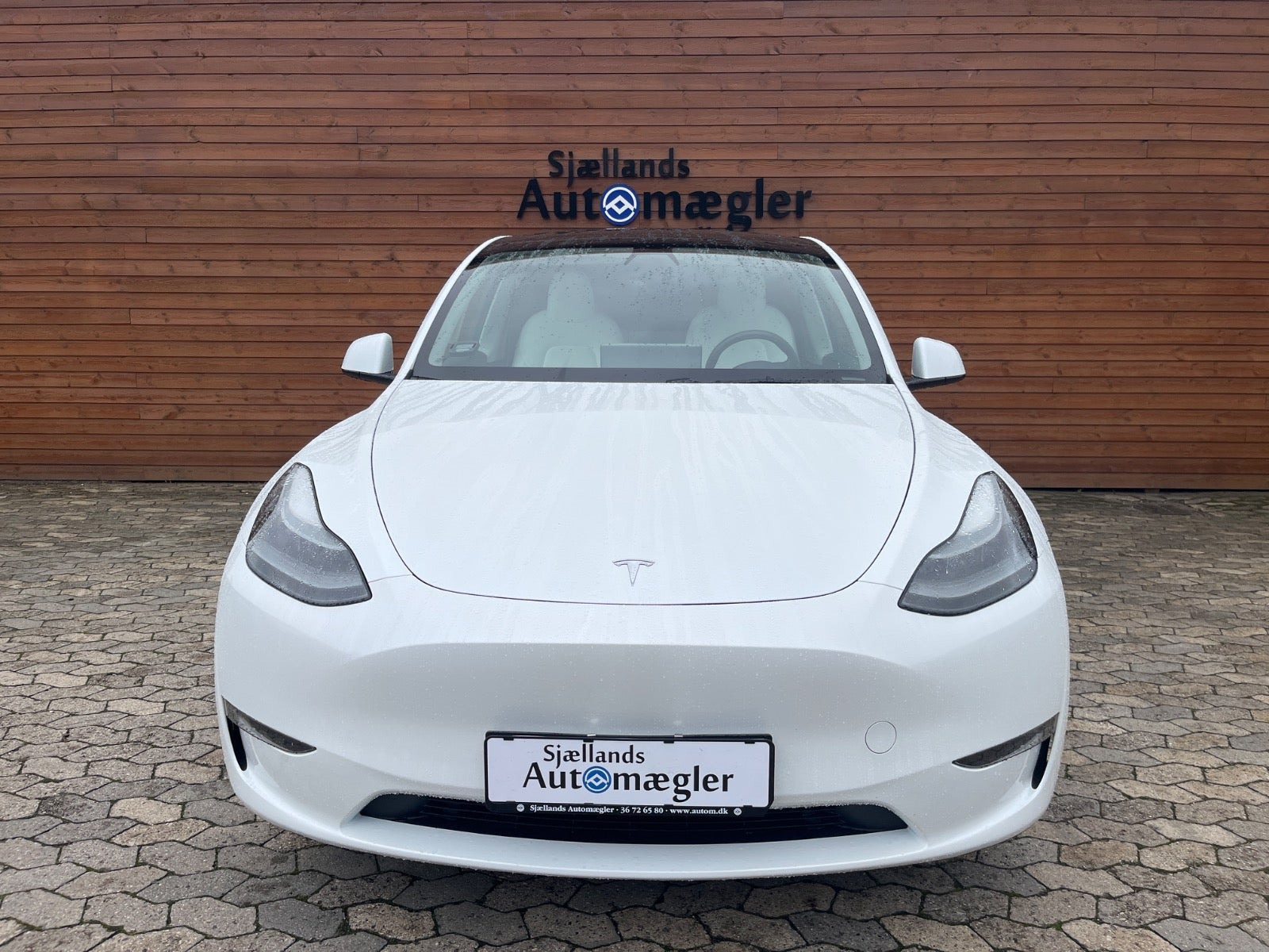 Hvid Tesla Model Y fra 2023
