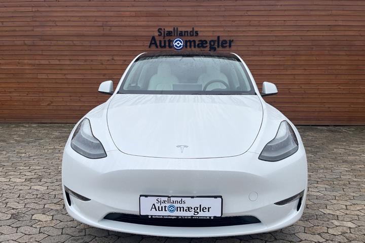 Hvid Tesla Model Y fra 2023