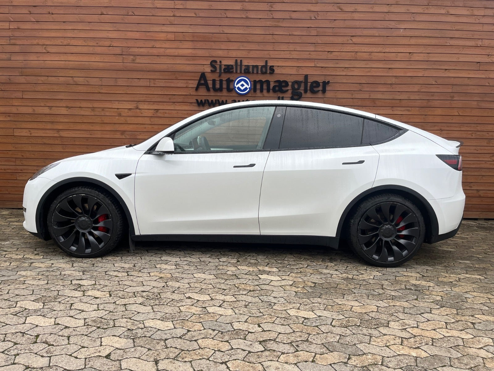 Hvid Tesla Model Y fra 2023