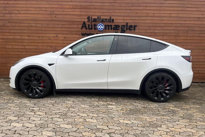 Hvid Tesla Model Y fra 2023