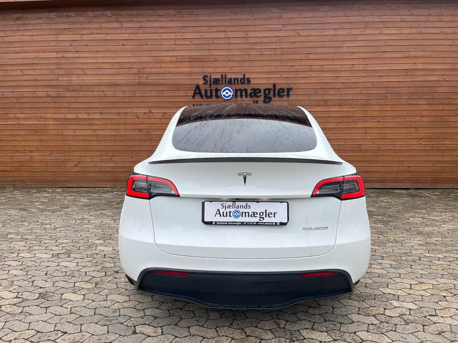 Hvid Tesla Model Y fra 2023