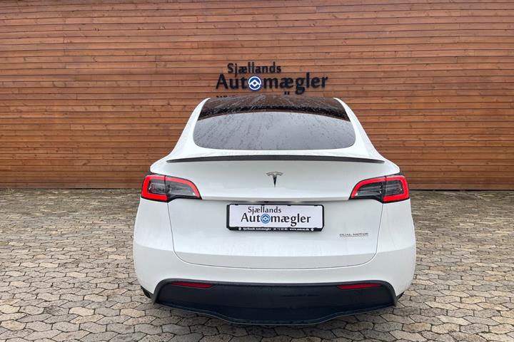 Hvid Tesla Model Y fra 2023