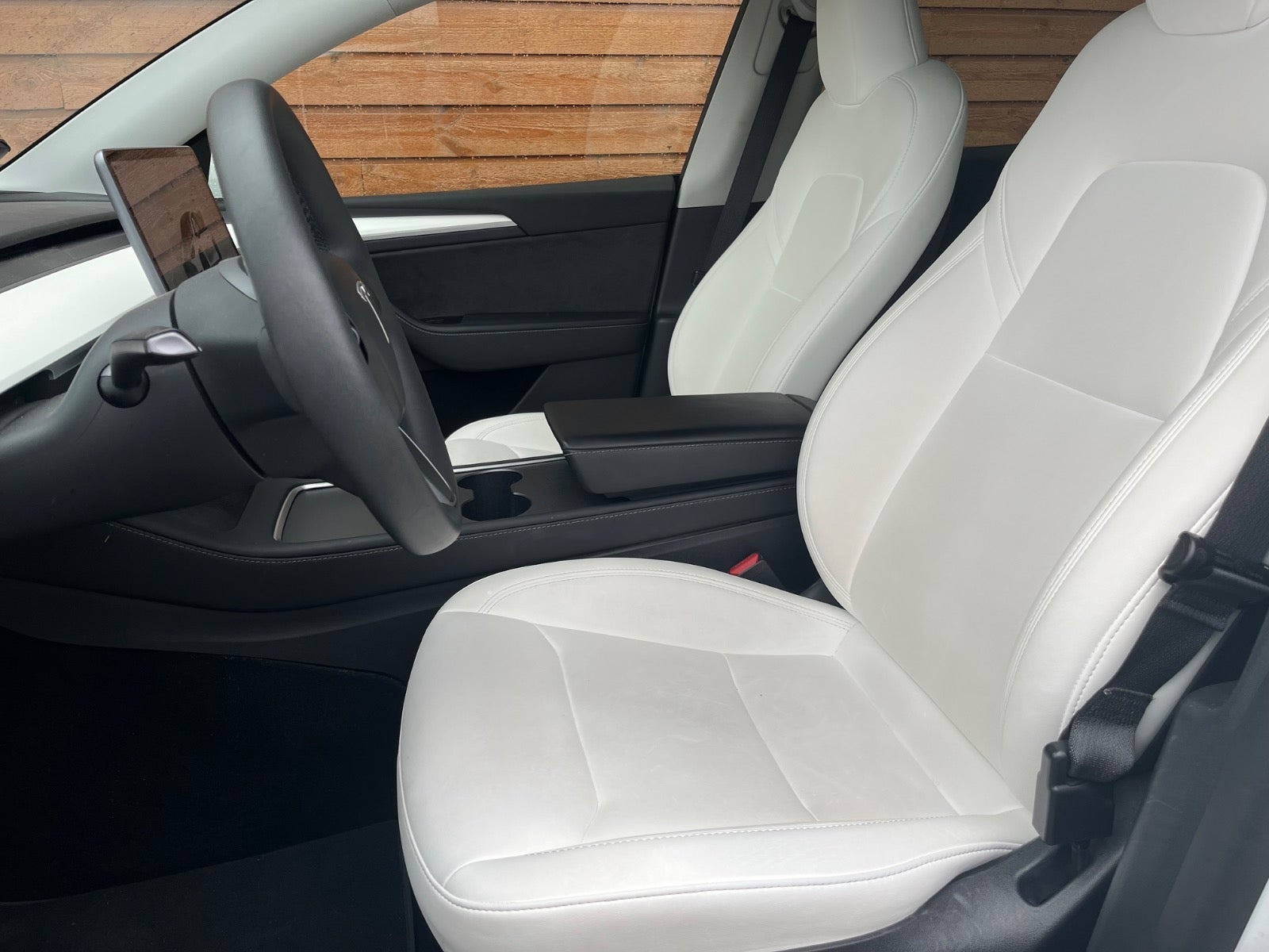 Hvid Tesla Model Y fra 2023