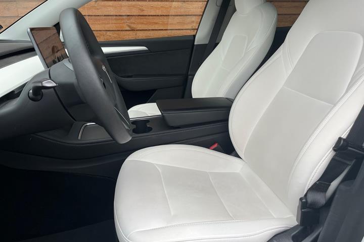 Hvid Tesla Model Y fra 2023