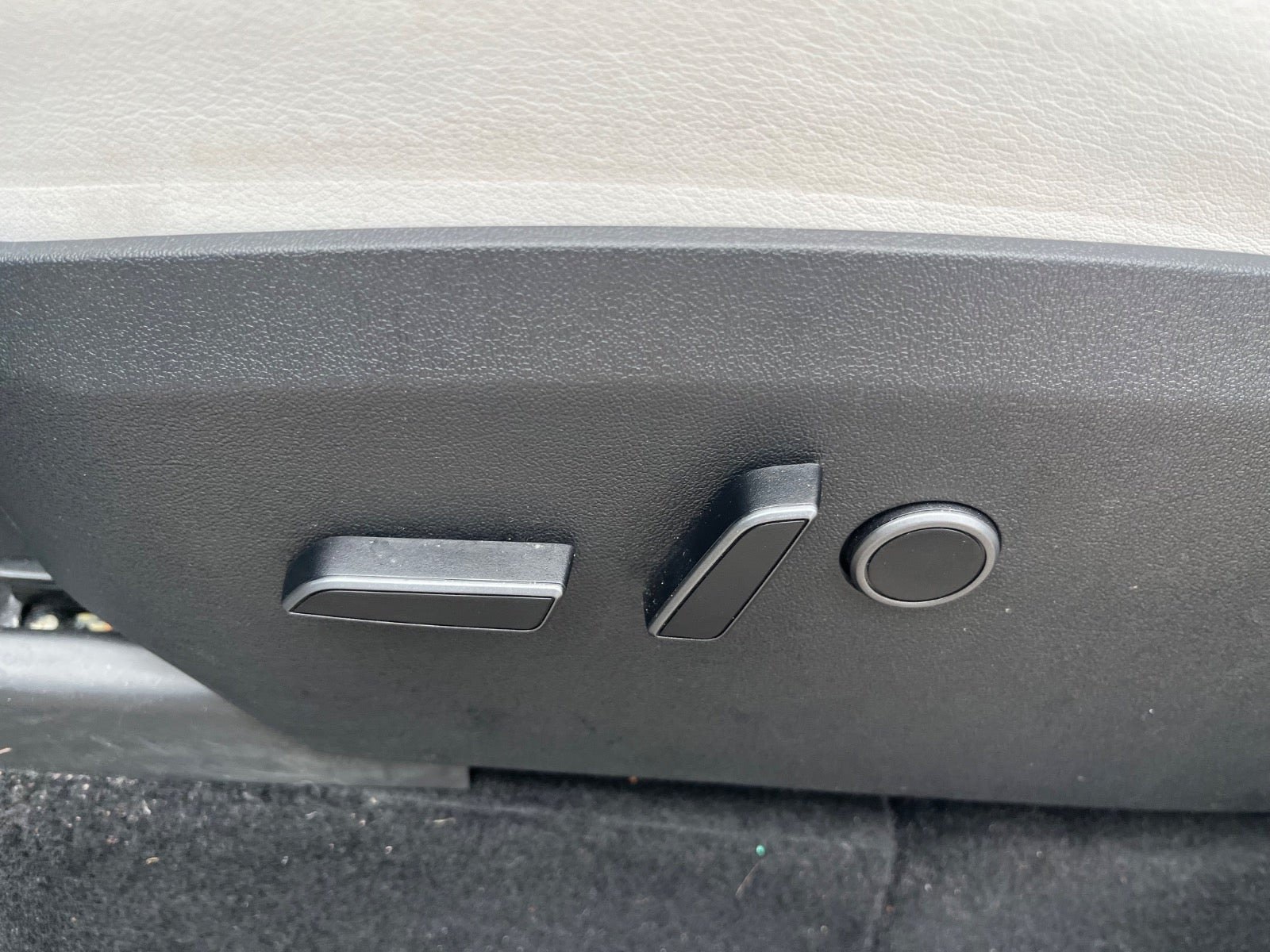 Hvid Tesla Model Y fra 2023