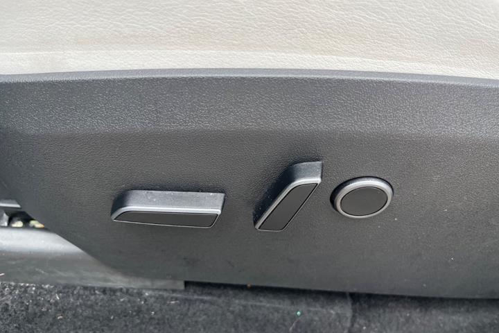 Hvid Tesla Model Y fra 2023