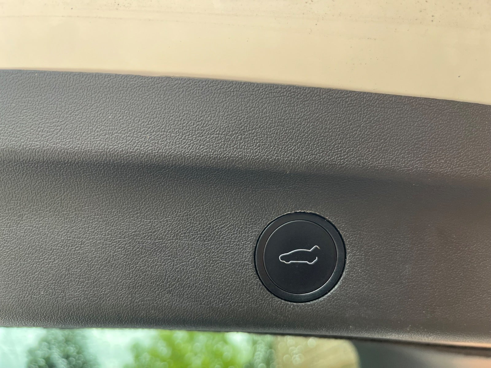 Hvid Tesla Model Y fra 2023