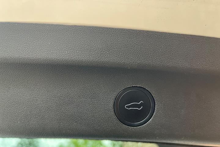 Hvid Tesla Model Y fra 2023