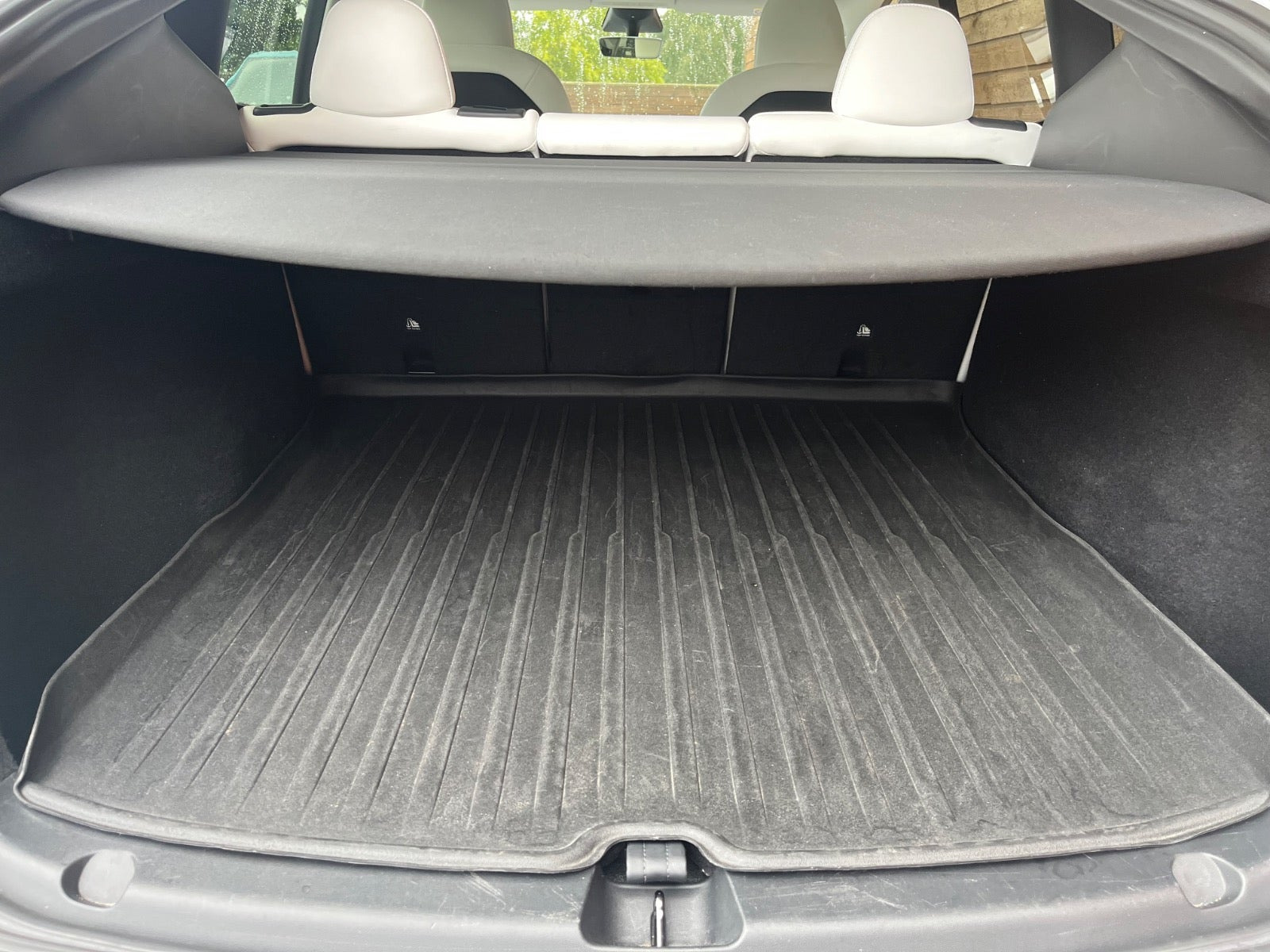 Hvid Tesla Model Y fra 2023