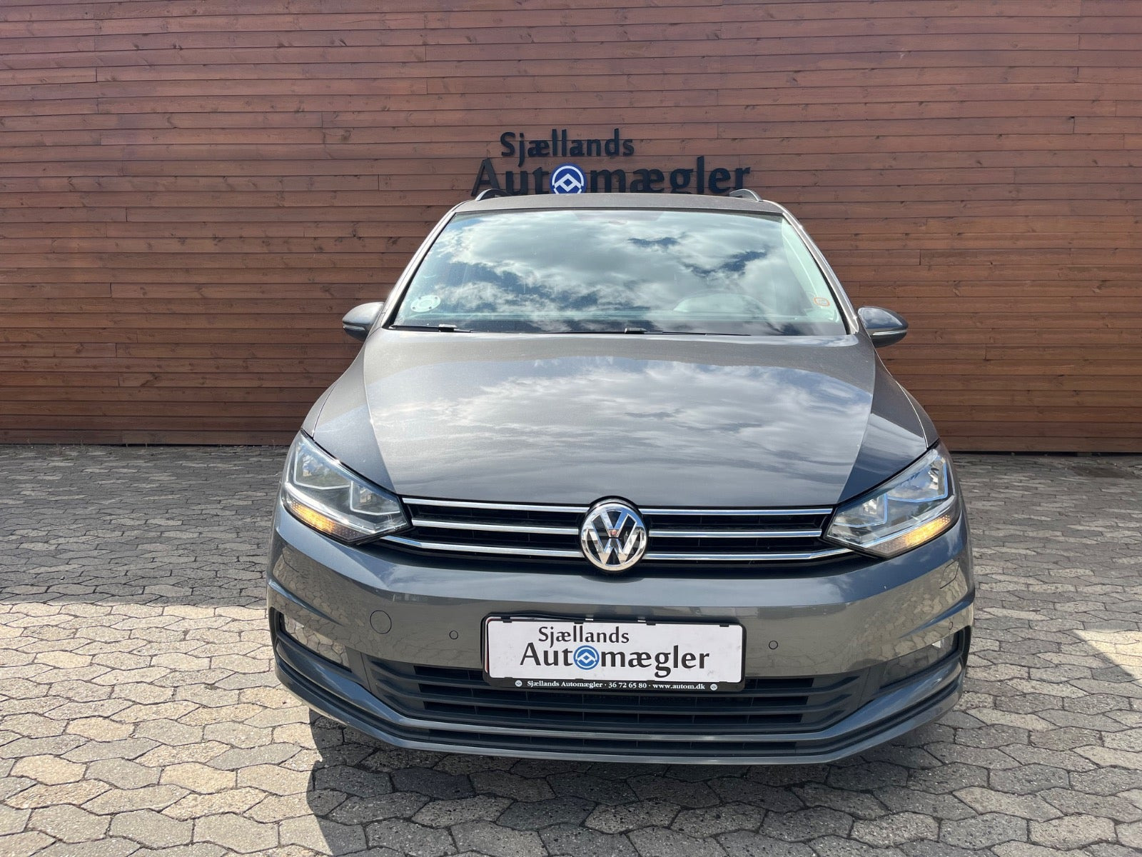 Grå VW Touran fra 2018