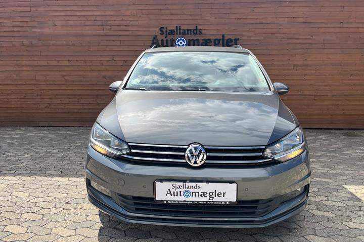 Grå VW Touran fra 2018