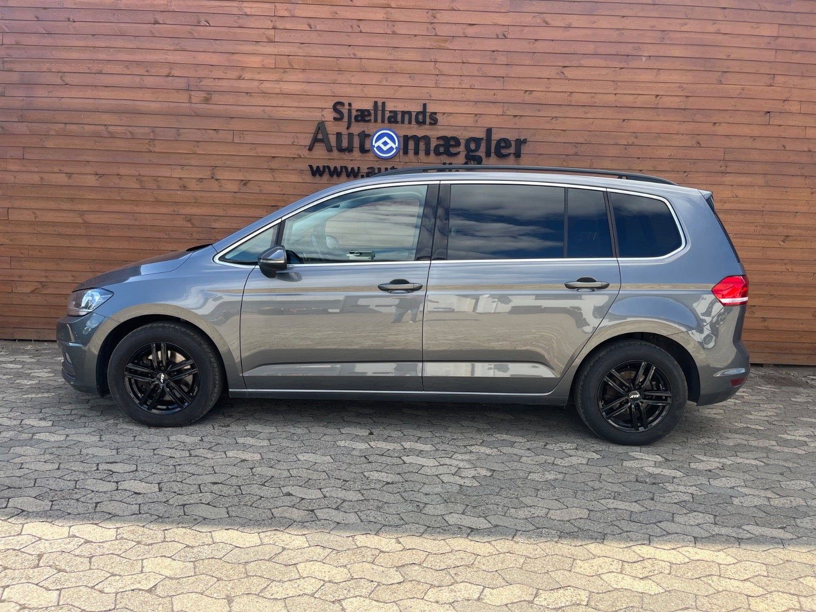 Grå VW Touran fra 2018