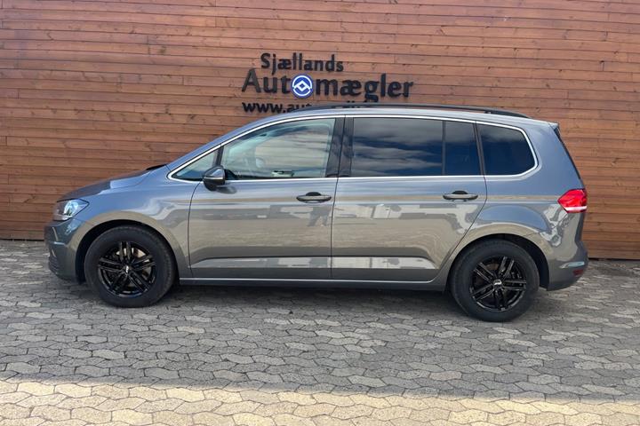 Grå VW Touran fra 2018