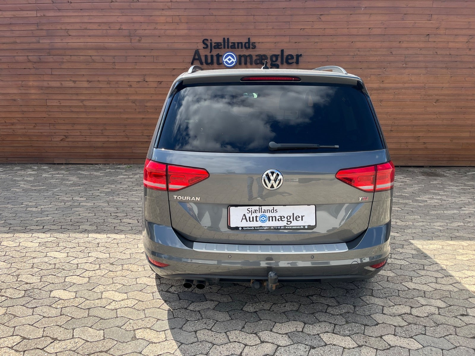 Grå VW Touran fra 2018