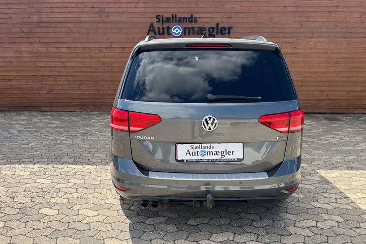 Grå VW Touran fra 2018