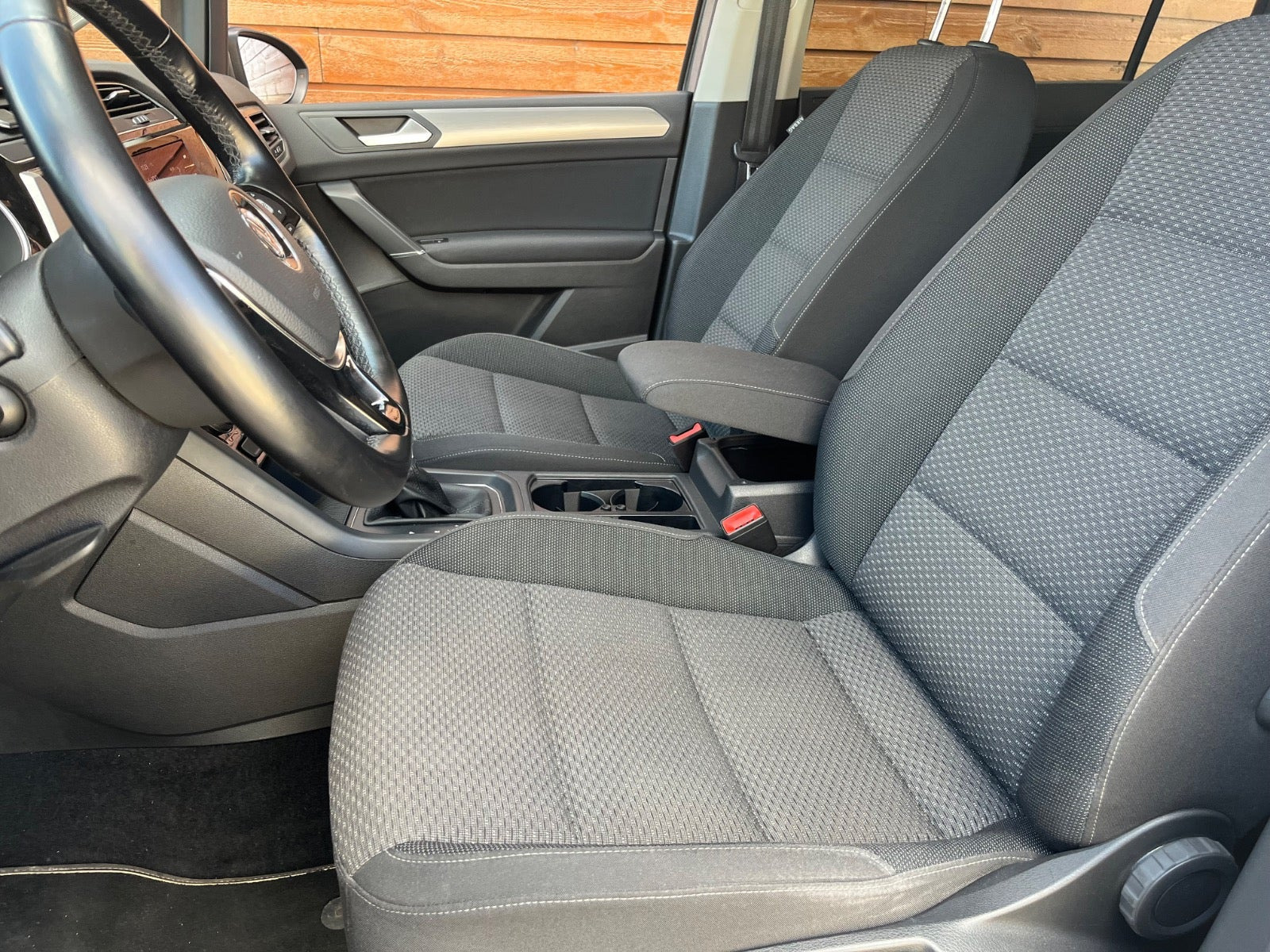 Grå VW Touran fra 2018