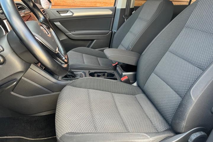 Grå VW Touran fra 2018