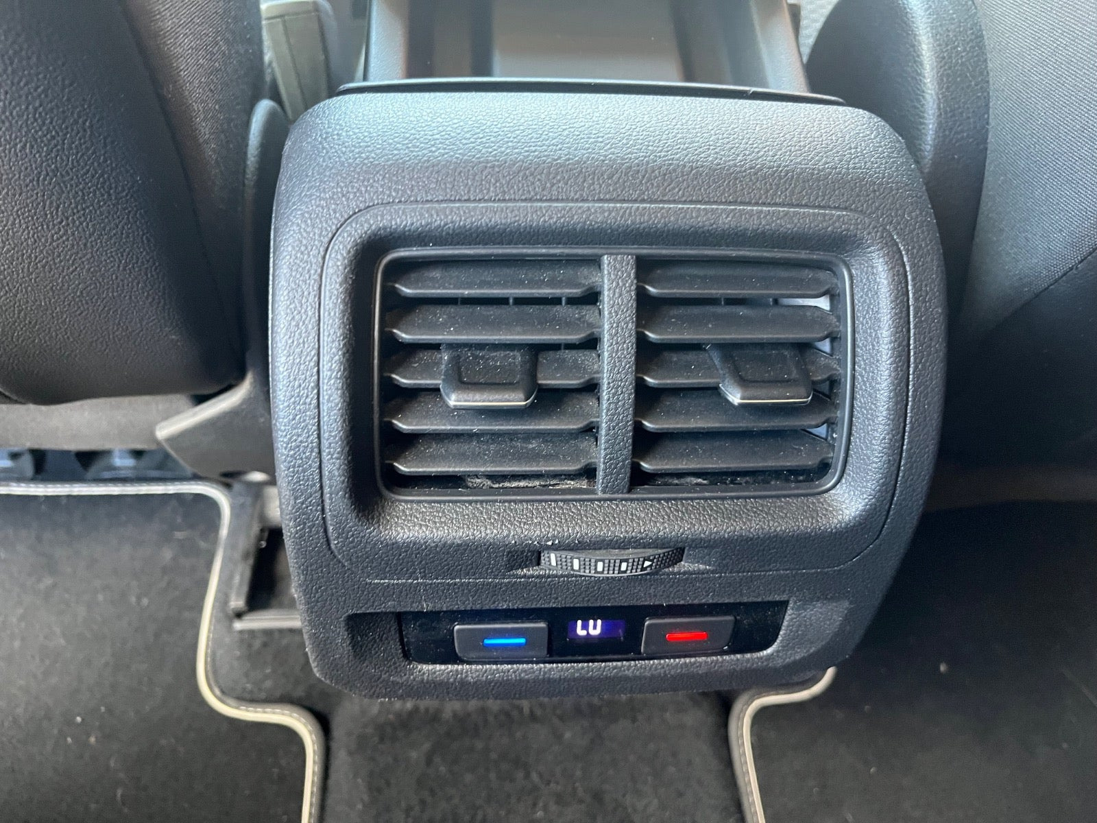 Grå VW Touran fra 2018