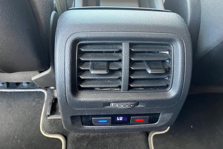 Grå VW Touran fra 2018