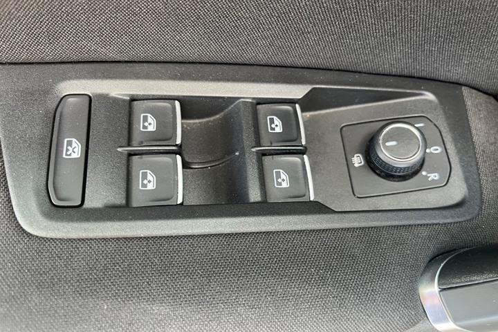 Grå VW Touran fra 2018
